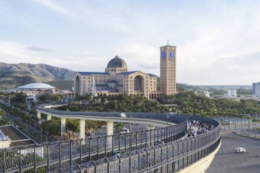 Aparecida, Sao Paulo - Brzil - Ağu 4, 2018: Our Lady Aparecida Bazilikası'nın panoramik görünümü ve adanmışların vaatlerini yerine getirdiği 