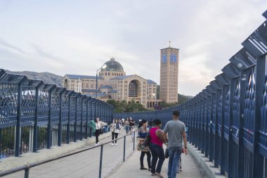 Aparecida, Sao Paulo - Brzil - Ağu 4, 2018: Arka planda Aparecida Bazilikası ile 