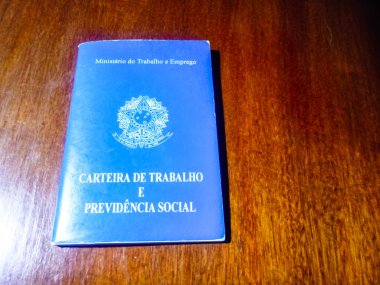 Ahşap masa üzerinde Brezilya belge iş ve sosyal güvenlik