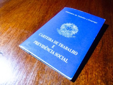 Ahşap masa üzerinde Brezilya belge iş ve sosyal güvenlik