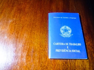 Ahşap masa üzerinde Brezilya belge iş ve sosyal güvenlik