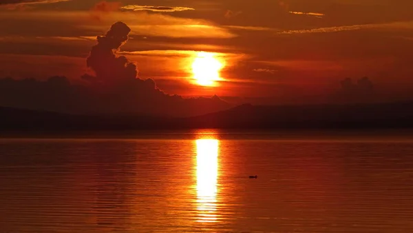 湖の上に美しい夕日 — ストック写真