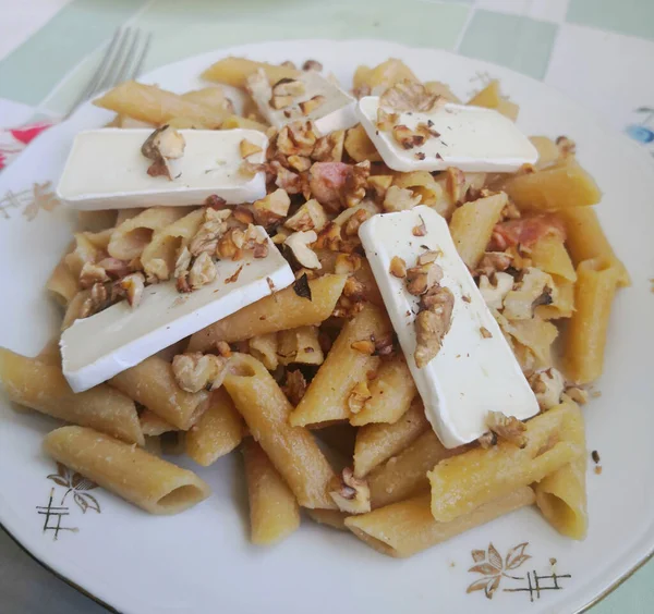 Pastırmalı, peynirli ve cevizli makarna.