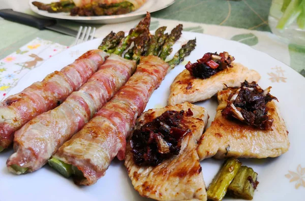 Pastırmalı ızgara hindi ve kuşkonmaz.