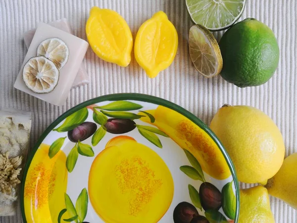 Temiz su, sabun ve limonlu doğal sağlık hizmetleri 