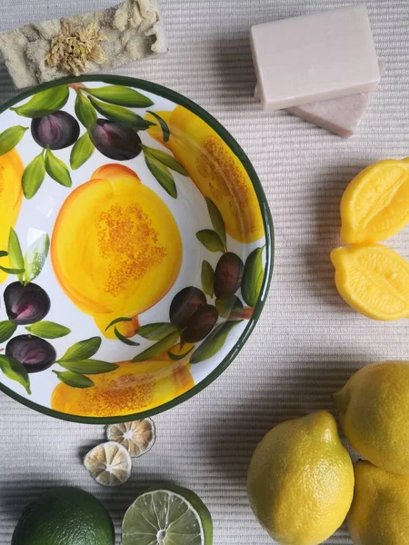 Temiz su, sabun ve limonlu doğal sağlık hizmetleri 