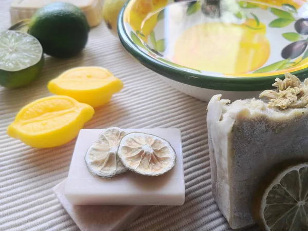 Temiz su, sabun ve limonlu doğal sağlık hizmetleri 