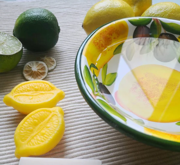Natural Healthcare Clean Water Soaps Lemons — Stock Photo, Image