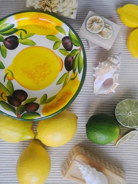 Temiz su, sabun ve limonlu doğal sağlık hizmetleri 