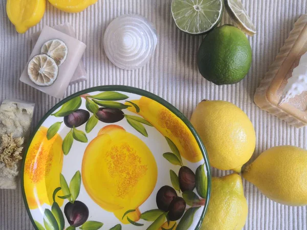Temiz su, sabun ve limonlu doğal sağlık hizmetleri 
