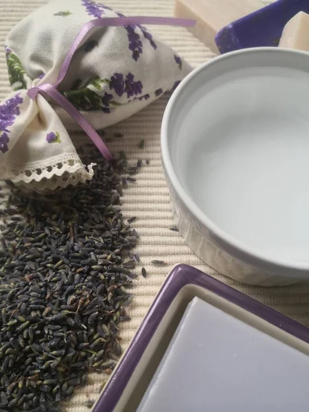 Temiz su ve lavanta sabunlu doğal sağlık hizmetleri