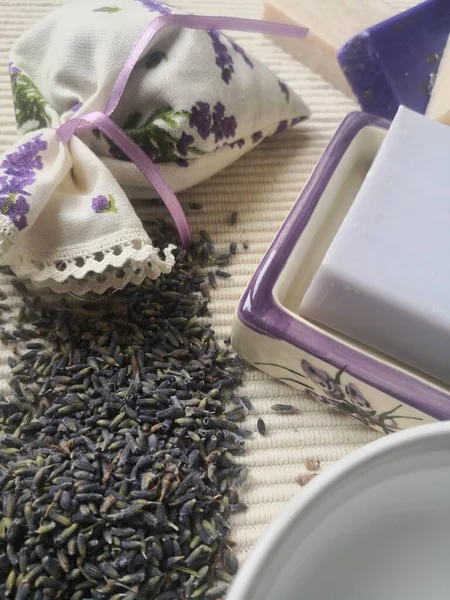 Temiz su ve lavanta sabunlu doğal sağlık hizmetleri