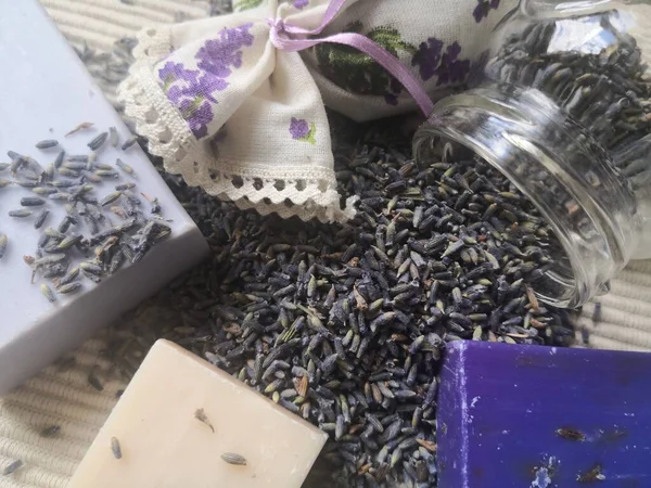 Temiz su ve lavanta sabunlu doğal sağlık hizmetleri