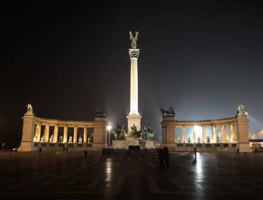 Gece Heykelleri ile Meydan