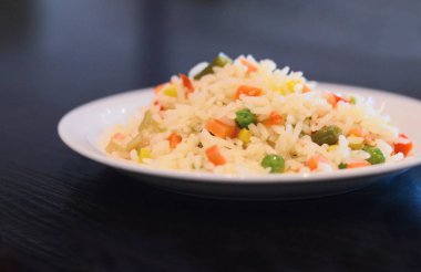 Koyu mavi arka plan üzerinde pirinç ile beyaz plaka