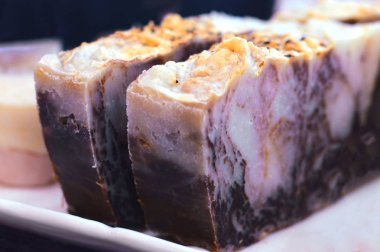 mor renklerde el yapımı sabun