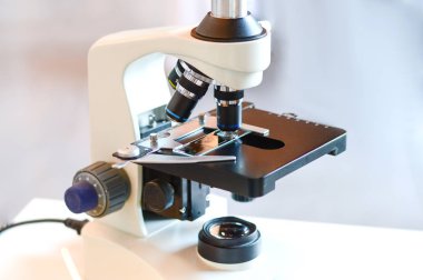Klinikte beyaz arka plan üzerinde mikroskop