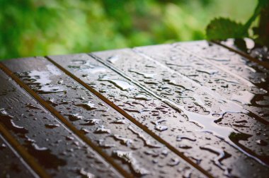 Islı masadaki yağmur damlaları