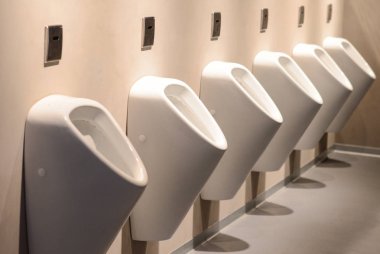 tuvalette erkek pisuar