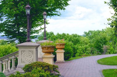 Yeşil çim, merdiven ve döşeme ile yollar ile Klasik Peyzaj Tasarımı