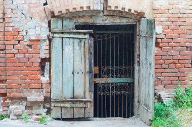 Eski kapılı tuğla duvar