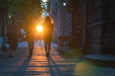 Güneşte el ele tutuşan erkek kadın. İlişki, aşk