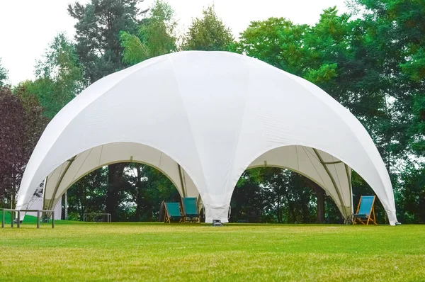 Yuvarlak, rahatlatıcı için beyaz tente, doğada faaliyetleri yürüten