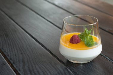 Ahşap bir masada nane ve ahududu ile Lezzetli Tatlı