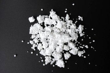 Darck arka planda strafor clouseup. Köpük plastik doku.