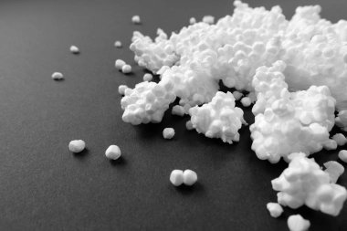 Darck arka planda strafor clouseup. Köpük plastik doku.