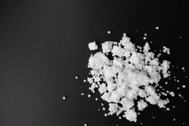 Darck arka planda strafor clouseup. Köpük plastik doku.