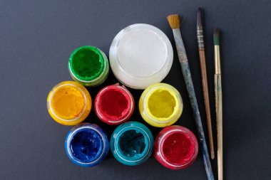 Yaratıcılık için boyalar, tüpler içinde çizim. Guaj, akrilik boyalar