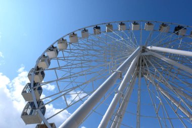 Dönme dolap yakın sevinç, gökyüzü eğlence Park