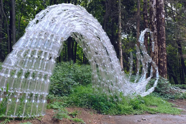 Viele Plastikflaschen Recycling Konzeptkunst Skulptur — Stockfoto