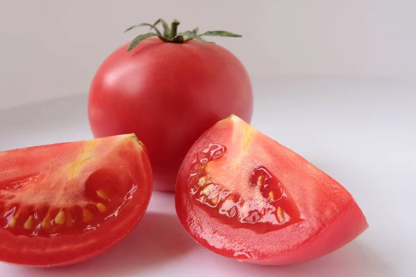 배경에 신선한 토마토 토마토의 전체와 감칠맛의 샐러드 음료에서 — 스톡 사진