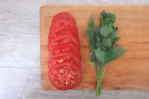 파슬리와 무리와 토마토를 슬라이스 — 스톡 사진