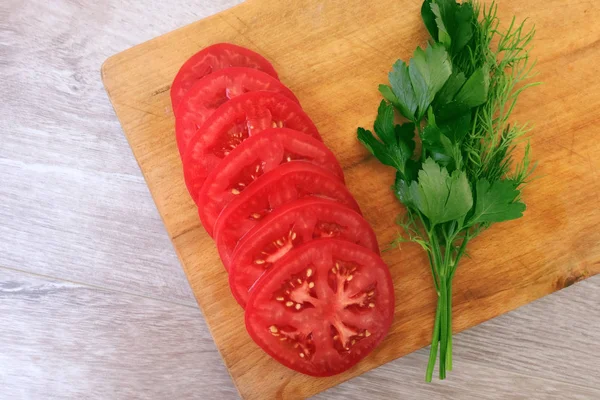 파슬리와 무리와 토마토를 슬라이스 — 스톡 사진