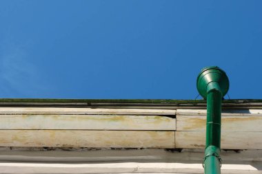 eski drenaj borusu, evin çatısında tüp. Eski şehir. Tasarım düzeni için boş alan.