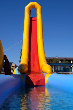 çocuklar için şişme slayt, deniz kıyısında. Çocuk şişme oyuncaklar