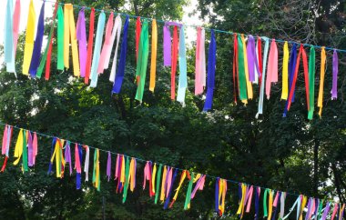 Festival sırasında büyük ağacın etrafında rüzgarda esen renkli kurdeleler. Meditasyon ve huzur