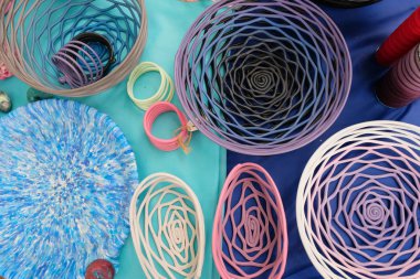 plastik geri dönüşüm plakaları ve sanat nesneleri. Gezegeni kirlilikten kurtarın