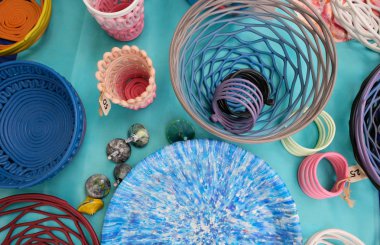 plastik geri dönüşüm plakaları ve sanat nesneleri. Gezegeni kirlilikten kurtarın