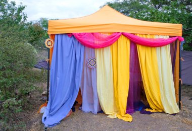 süslemeleri rüya yakalayıcılar ile çok renkli kare çadır, Asya'da