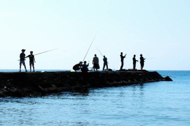 balıkçılar, denizde olta ile çocuklar