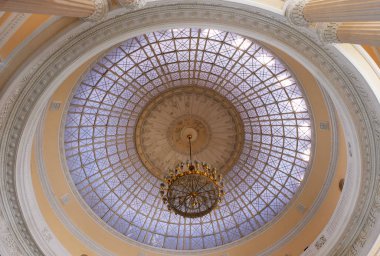 iç tavanda klasik avize