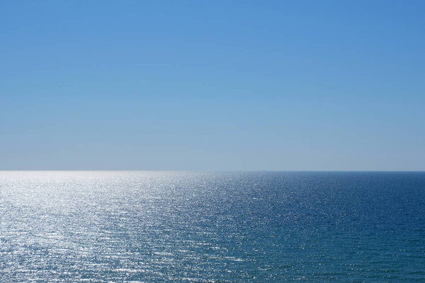Спокойное море в солнечный день с голубым небом
