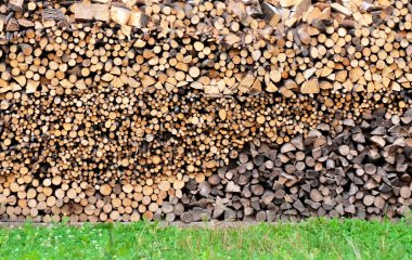 evin yakınında yakacak odun stoku