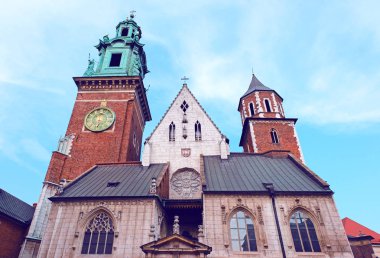 Gardens ve cathedra ile bir Wawel kale manzarası. Polonya'da Krakow tarihi şehir