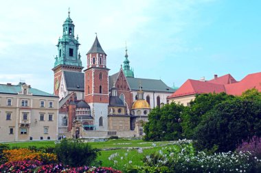 Gardens ve cathedra ile bir Wawel kale manzarası. Polonya'da Krakow tarihi şehir