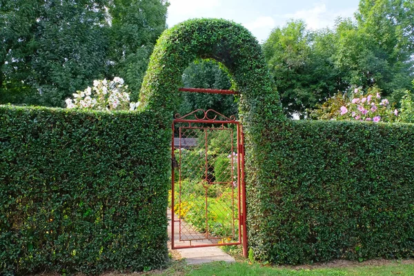 Зеленый Забор Арочными Воротами Рядом Домом — стоковое фото